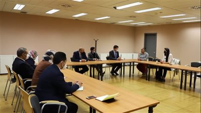 رئيس هيئة الدواء يبحث زيادة فرص الاستثمار الدوائي بالسوق المصري