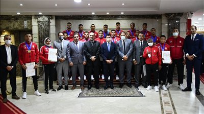 أشرف صبحي يكرم فريق المصارعة بمشروع البطل الأولمبي بعد إنجاز البحر المتوسط