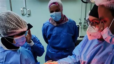فريق طبي ينجح في استئصال ورم يزن 5 كيلو من مبيض سيدة أربعينية ببني سويف| صور