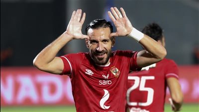 أين وصلت مفاوضات تجديد عقد معلول مع الأهلي.. سيد عبد الحفيظ يجيب | فيديو