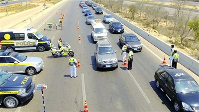 تحرير 3108 مخالفات لعدم تركيب الملصق الإلكتروني ورفع 42 سيارة متروكة 