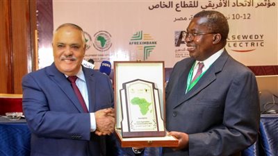 منتدى مؤتمر الاتحاد الأفريقي للقطاع الخاص يكرم رئيس العربية للتصنيع