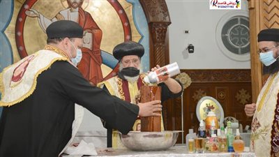 الأنبا إشعياء يطيب رفات مار جرجس في طهطا