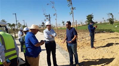 مسئولو الإسكان يتابعون سير العمل بمشروع الحدائق المركزية بالعاصمة الإدارية | صور