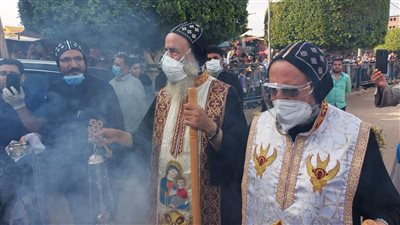 لليوم الثاني.. طواف الشمامسة بمقصورة مارجرجس بدير الرزيقات غرب الأقصر| صور 