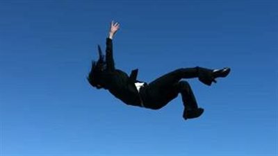 مصرع ربة منزل سقطت من الطابق الرابع بالعمرانية.. والتحريات: اختل توازنها