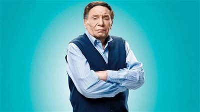 بعد شائعات تدهور حالته الصحية.. كيف يقضي الزعيم عادل إمام يومه؟