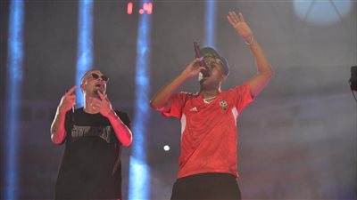 عفروتو بتيشرت منتخب ليبيا يشارك مروان موسى الغناء بمهرجان صيف بني غازي (صور)