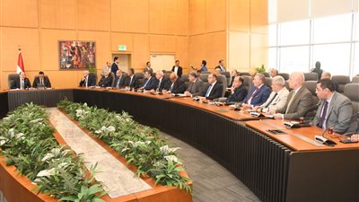 وزير الإسكان يعقد اجتماعه الدوري مع أعضاء 