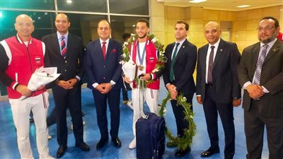 استقبال البطل المصري الأولمبي محمد السيد بالورود في مطار القاهرة (صور)