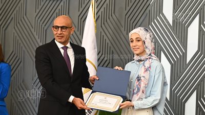 موقف إنساني لوزير التعليم أثناء تكريم أوائل الثانوية العامة (صور)