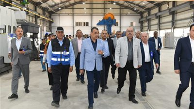 وزير الإنتاج الحربي يتابع انتظام العمل بشركة حلوان لمحركات الديزل (صور)