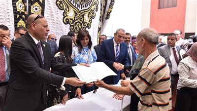 وزير العمل يسلم عقود عمل لذوي الهمم في الغربية