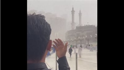 هطول أمطار غزيرة على مكة المكرمة يثير المخاوف، والنشطاء يصفونها بالفيضانات (فيديو)