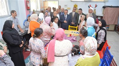 محافظ أسيوط يزور دار الصفا لرعاية الأيتام ويقرر صرف مكافآت للفتيات والمشرفات