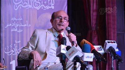 محمد صبحي: اتربيت في أسرة فقيرة ووالدي ضربني بالقلم في المسرح لهذا السبب (فيديو)