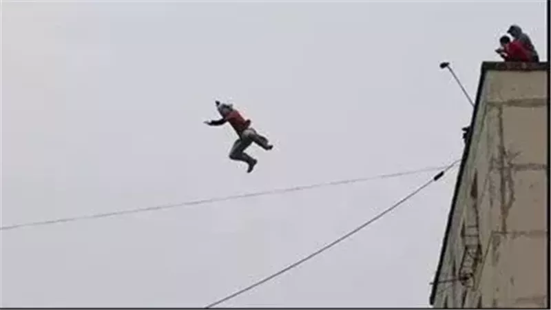 شاب يتخلص من حياته