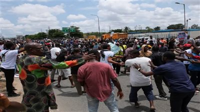 بسبب الأعلام الروسية، نيجيريا تعتقل 90 شخصا خلال احتجاجات ضد الحكومة