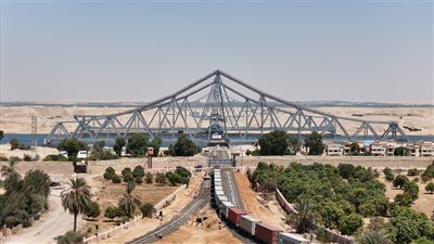 لحظة دخول أول قطار حاويات من الإسكندرية إلى داخل سيناء (فيديو)