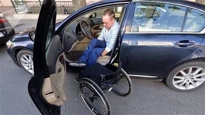 مدبولي يكشف مفاجأة بشأن قانون سيارات المعاقين