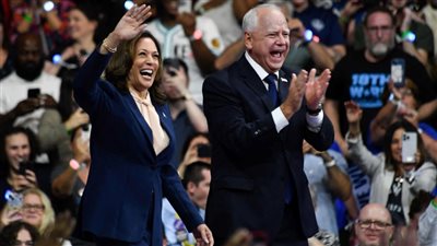 ميعرفش معنى الوطن، نائب هاريس يهاجم ترامب في أول ظهور له بمهرجان انتخابي