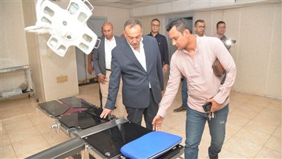 في زيارة مفاجئة فجرا، محافظ أسيوط يحيل ممرضين بمستشفى الغنايم للتحقيق 