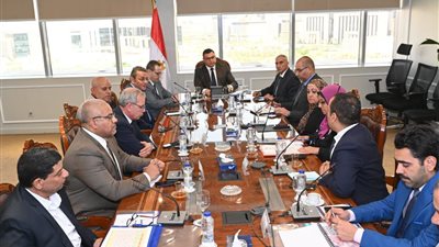 وزير الإسكان يتابع طلبات تقنين الأوضاع وأعمال الطرق والمرافق بالشروق والعبور الجديدة