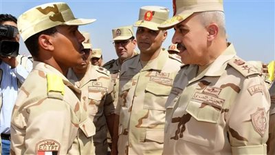 رئيس أركان حرب القوات المسلحة يتفقد إحدى وحدات التدريب الأساسي للمجندين
