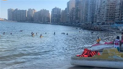 إقبال متوسط على شواطئ الإسكندرية ورفع الرايات الخضراء والصفراء