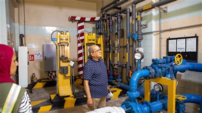 رئيس مياه الإسكندرية يتفقد سير العمل بالمحطات ومراكز خدمة العملاء