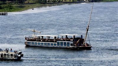 جنوح مركب سياحي في نهر النيل والشرطة تجلي 80 راكبًا 