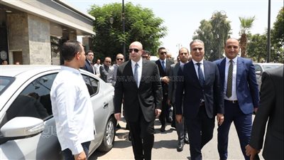 محافظ بني سويف ورئيس حماية المستهلك يتفقدان سيارات الضبطية القضائية