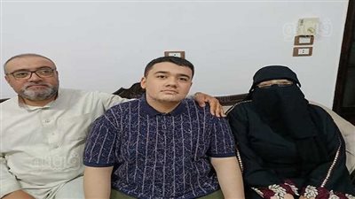 لتفوقه بالثانوية العامة، معلم بالشرقية يهدي السابع على الجمهورية رحلة عمرة (صور)