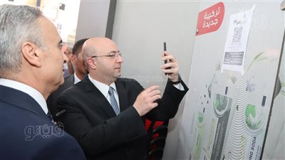  محافظ بني سويف يختبر باركود 