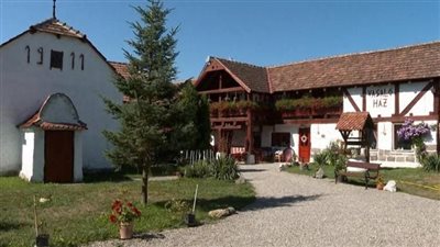 في رحلة عبر قرن من الزمان، قرية رومانية تقدم تجربة فريدة للسياح