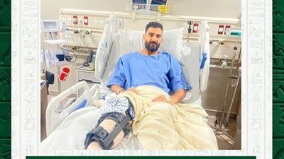 بعد إجرائه جراحة الرباط الصليبي، علي ماهر يطمئن على حارس المصري