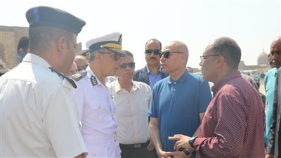 محافظ القاهرة يتفقد أعمال تطوير حي الخليفة (صور)