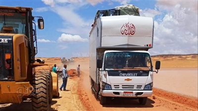 بعد الأمطار والسيول، تمهيد الطرق في أسوان لتأمين عبور الشاحنات والسيارات (صور)