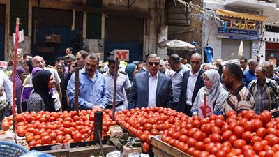 محافظ الإسكندرية يكلف بإزالة الإشغالات ومتابعة أسعار السلع بسوق زنانيري