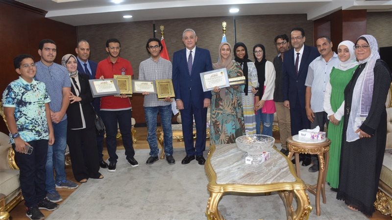 محافظ الغربية يكرم
