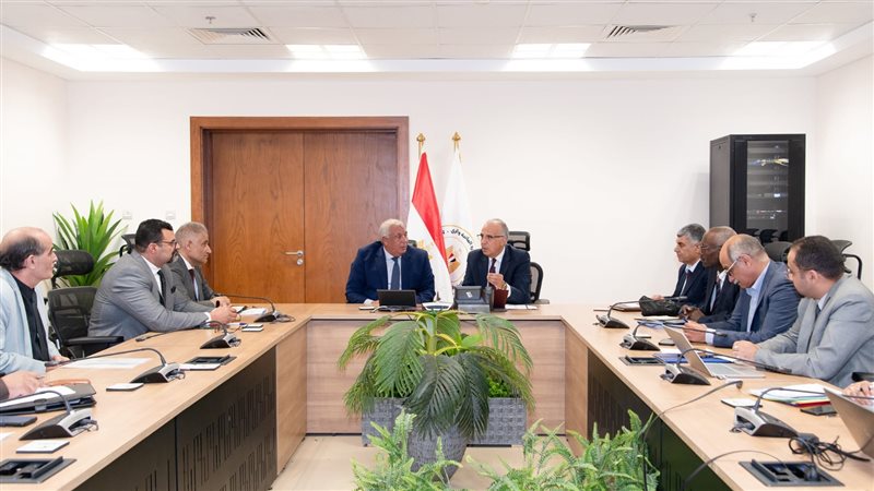 وزير الري خلال اجتماعه