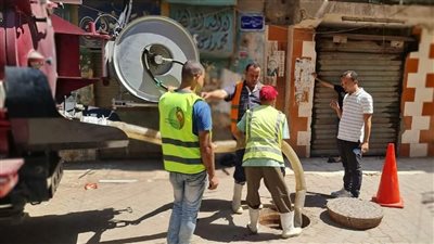 إصلاح كسر ماسورتين للمياه والصرف الصحي بالجيزة (صور)