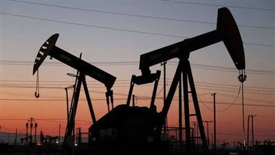 ارتفاع أسعار النفط وسط انخفاض حاد في مخزونات الخام الأمريكية