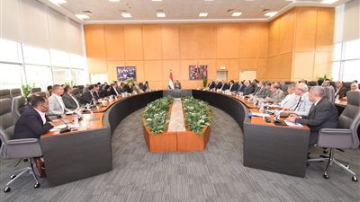 وزير الإسكان يستعرض موقف مشروعات المرافق ضمن المبادرة الرئاسية 