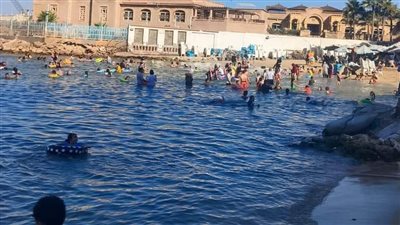 إقبال متوسط على شواطئ الإسكندرية ورفع الرايات الخضراء والصفراء 