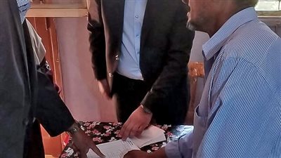 محافظ سوهاج في جولة ميدانية مفاجئة بقرية الصلعا (صور)