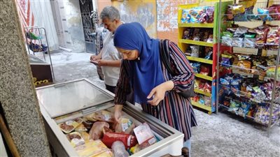 محافظ دمياط يتابع الحملات التفتيشية على الأسواق والمخابز والمنشآت الغذائية 