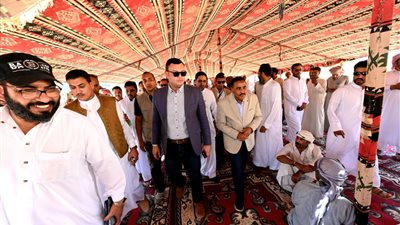 وزير الإسكان ومحافظ مطروح يتجولان بالأراضى البديلة لأصحاب التواجدات بـ