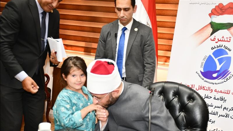 وزير الأوقاف مع أبناء