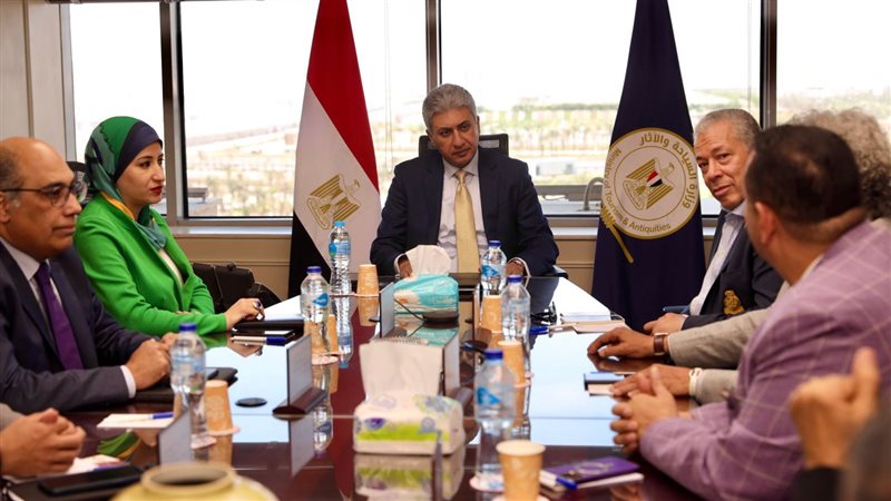 اجتماع وزير السياحة